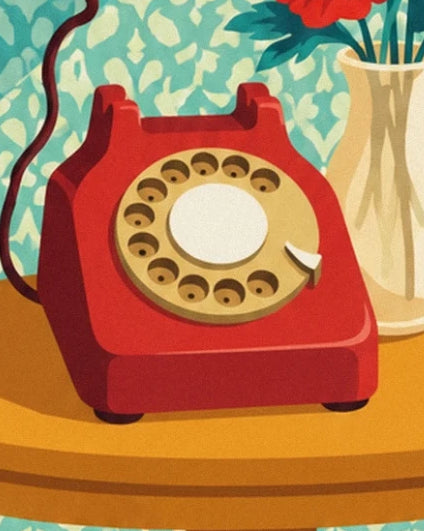 Das rote Telefon mit goldener Wählscheibe auf dem Beistelltisch, neben einer cremefarbenen Vase