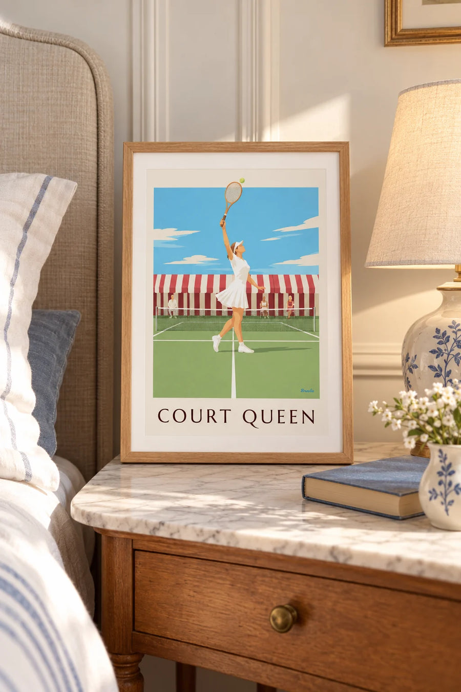 Poster Tennisspielerin im Faltenrock mit Sonnenblende auf Rasen: kleines Format A4, gerahmt