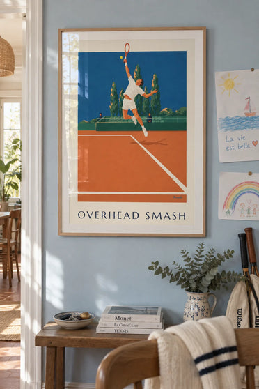 Poster eines Tennisspielers beim Smash auf Sandplatz: gerahmt an der Wand
