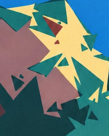 Des formes triangulaires vert sapin sur des aplats jaune pâle, vieux rose et bleu