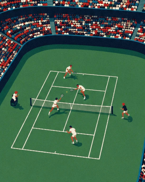 Double de tennis sur gazon, 4 joueurs en blanc autour du filet et arbitre sur sa chaise