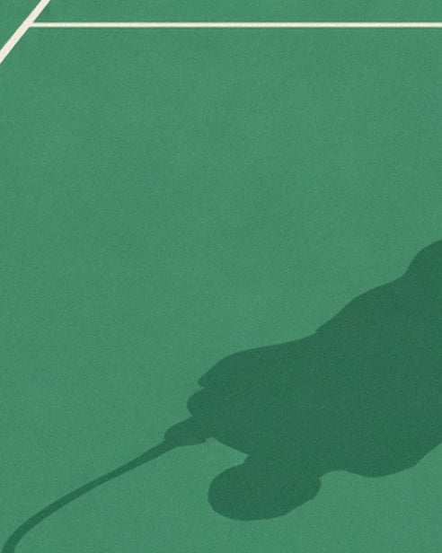 L’ombre du joueur et de sa raquette sur le gazon vert, sous une ligne blanche