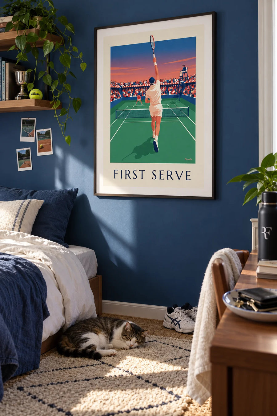 Affiche joueur de tennis au service sur gazon en tournoi : encadrée au mur