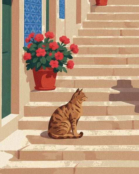 Le chat tigré assis sur une marche, près d'un pot de géraniums rouges et d'un mur d'azulejos bleus