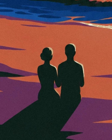 Un couple en silhouettes sur le sable orangé, avec de longues ombres violettes