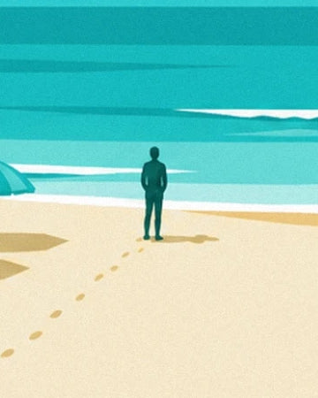 Eine Figur blickt aufs türkisfarbene Meer, ihre Fußspuren im goldenen Sand