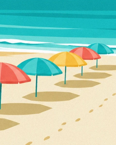 Türkise, gelbe und korallenrote Sonnenschirme im Sand neben weißen Wellen