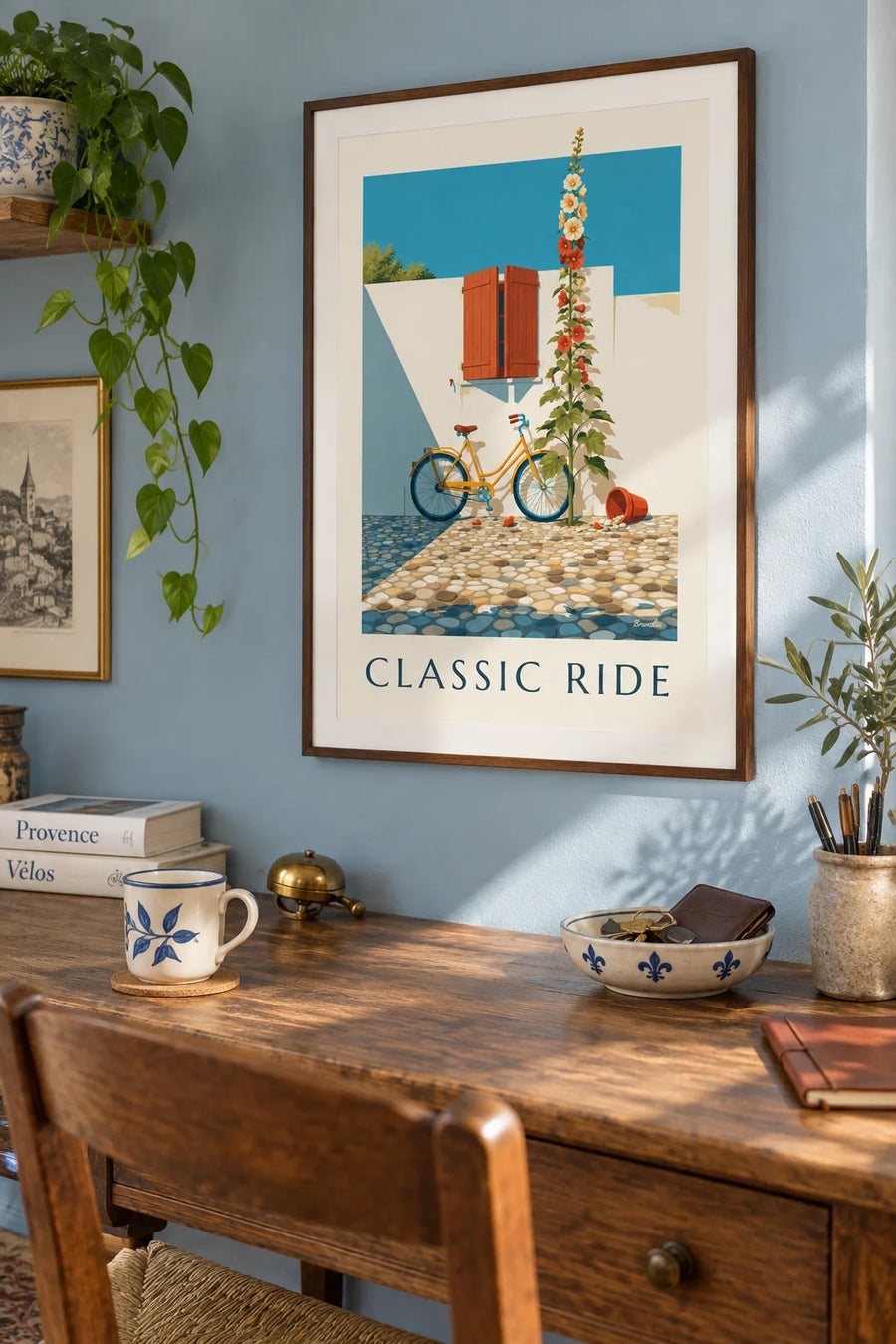 Poster klassisches Fahrrad in Senfgelb und Blau: gerahmt an der Wand
