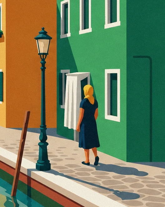 Une femme blonde devant la maison verte, près du réverbère au bord du canal