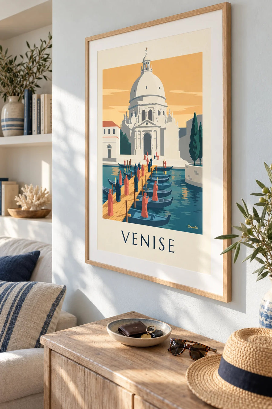 Poster Pilger auf der Bootsbrücke zur Salute in Venedig: gerahmt an der Wand