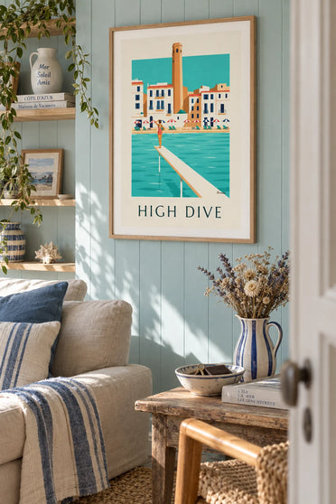 Poster mit Badenden auf einem Holzsprungturm am Meer: gerahmt an der Wand