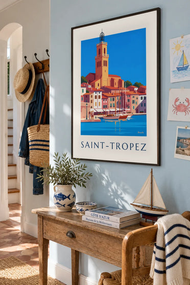 Poster mit Segelbooten im alten Hafen von Saint-Tropez: gerahmt an der Wand