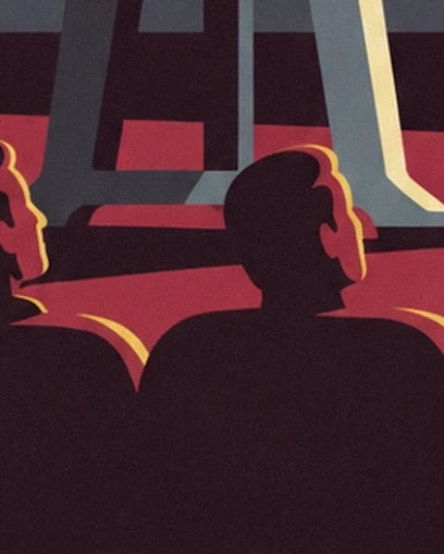 Les silhouettes sombres de spectateurs devant les pieds gris du projecteur
