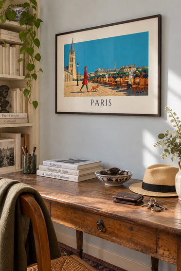 Poster Frau mit Hund auf dem Place Saint-Germain-des-Prés in Paris: gerahmt an der Wand