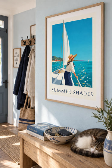 Poster mit Frau mit Sonnenbrille und Hut auf einem Segelboot: gerahmt an der Wand