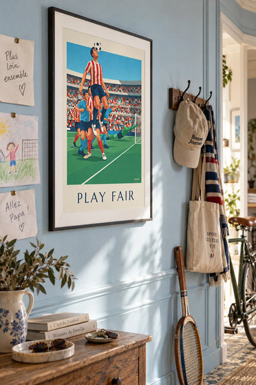 Poster Fußballspielerin „Play Fair“ beim Kopfball im Stadion: gerahmt an der Wand