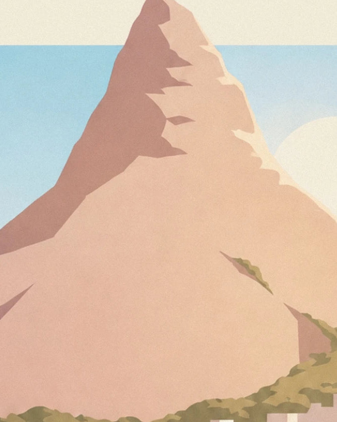 Le sommet rocheux aux versants roses et ocre, bordé de végétation au pied