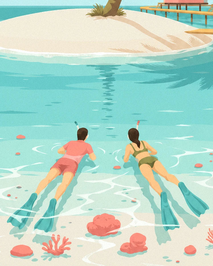Les 2 nageurs en palmes et tuba au-dessus des coraux du lagon turquoise