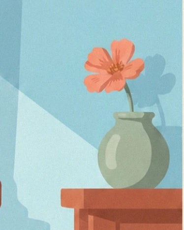 Une fleur corail dans un vase vert, posé sur un meuble en bois roux