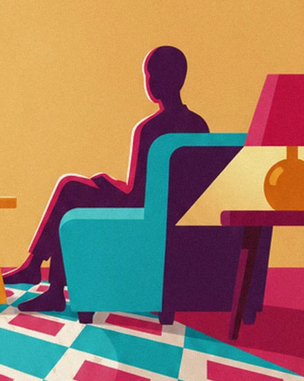 Eine Gestalt in einem türkisfarbenen Sessel, neben einer Lampe mit rosa Schirm