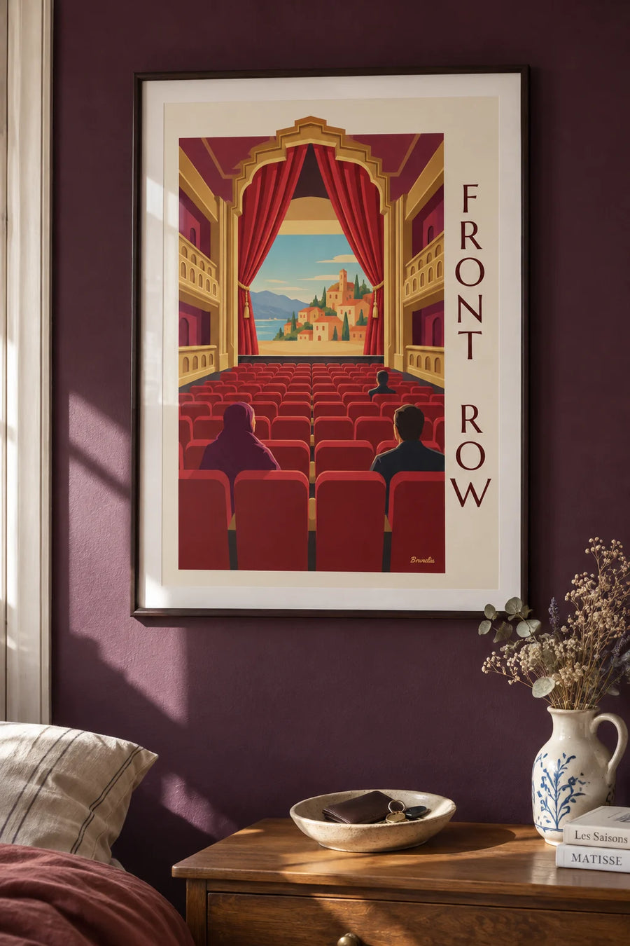 Affiche salle de cinéma aux fauteuils rouges en velours : encadrée au mur