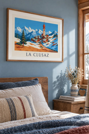 Poster Dorf La Clusaz und verschneite Aravis-Kette: gerahmt an der Wand