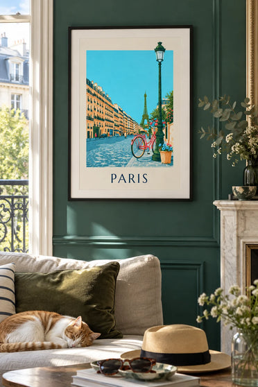 Affiche vélo à panier en osier fleuri dans une rue de Paris : encadrée au mur