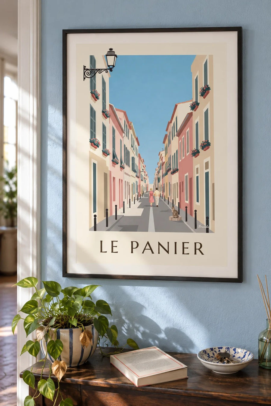 Affiche rue du Petit-Puits au Panier à Marseille : encadrée au mur