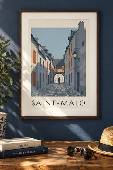 Poster einer Gasse in Saint-Malo innerhalb der Stadtmauern : gerahmt an der Wand