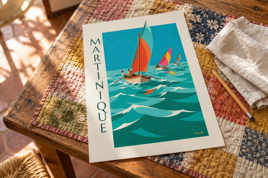 Affiche Martinique, course de yoles aux voiles colorées : posée sur une table