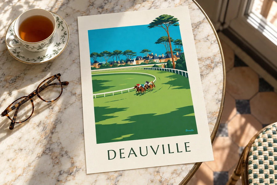 Affiche Deauville hippodrome et chevaux au galop : posée sur une table