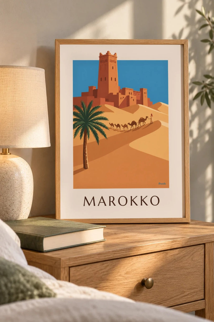 Poster Kasbah und Kamelkarawane in der marokkanischen Wüste: kleines Format A4 gerahmt