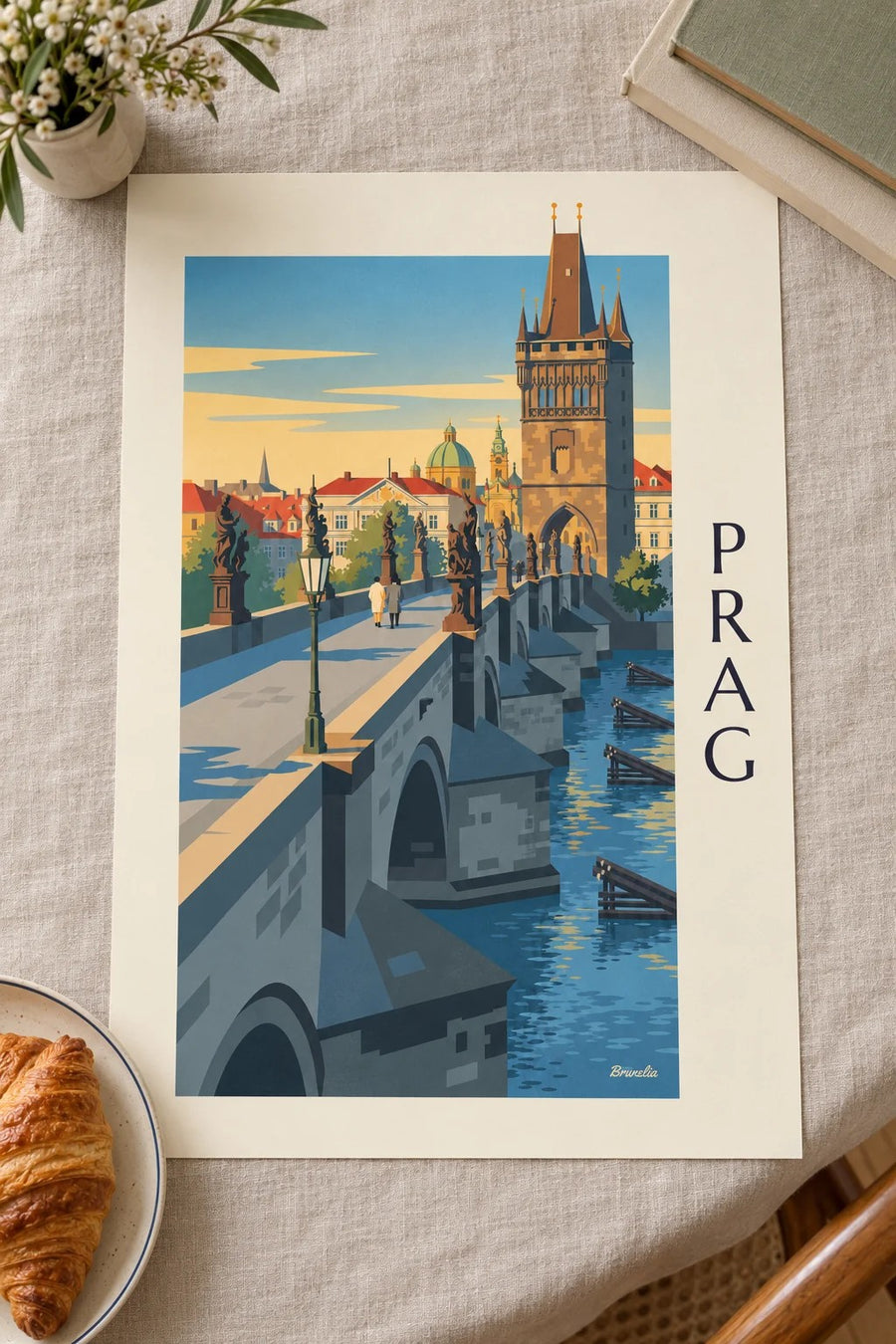 Poster Prag, Karlsbrücke und gotischer Turm an der Moldau: auf einem Tisch