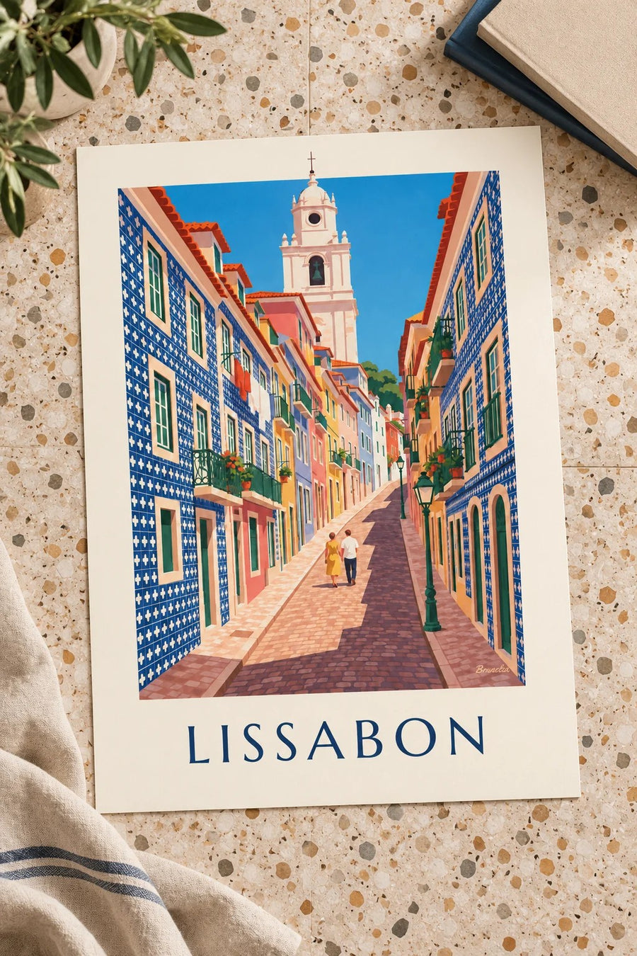 Poster Gasse in Lissabon mit Azulejo-Fassaden: flach auf einem Tisch