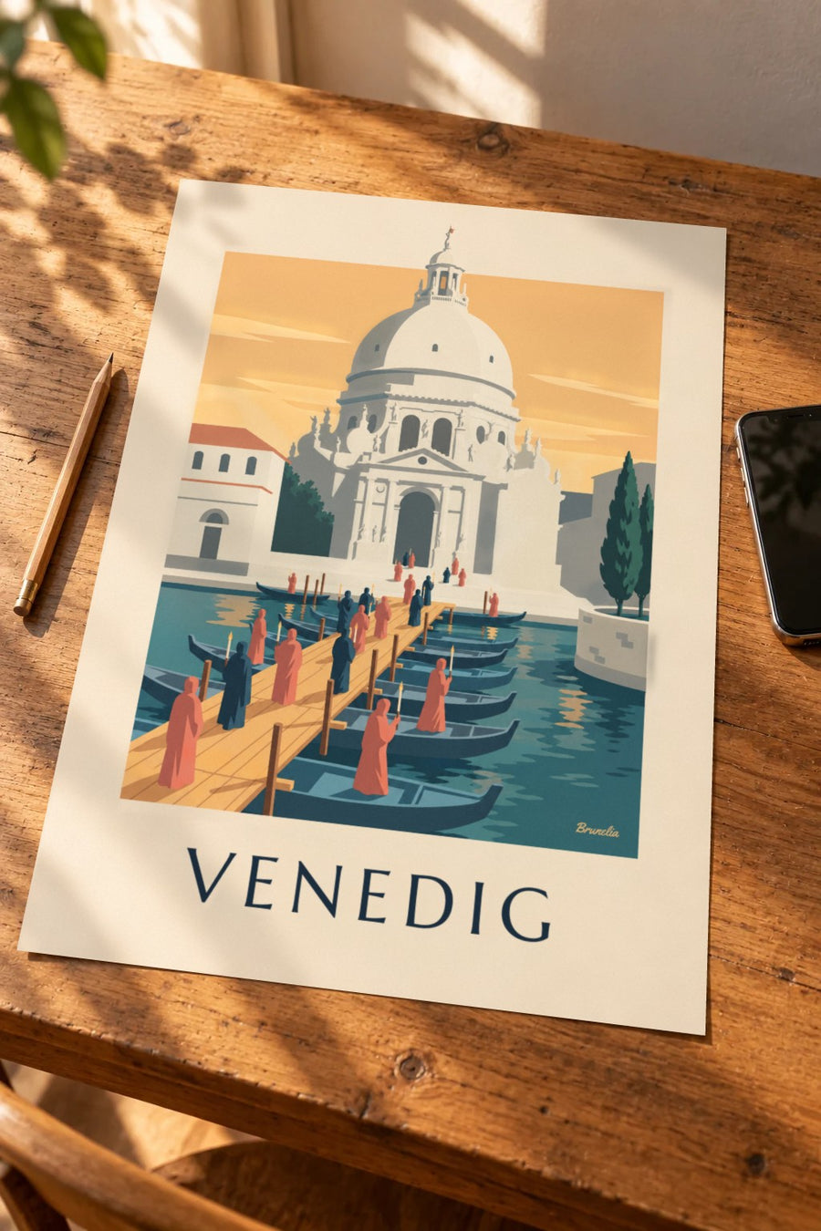 Poster Pilger auf der Schiffsbrücke zur Salute in Venedig: auf einem Tisch stehend