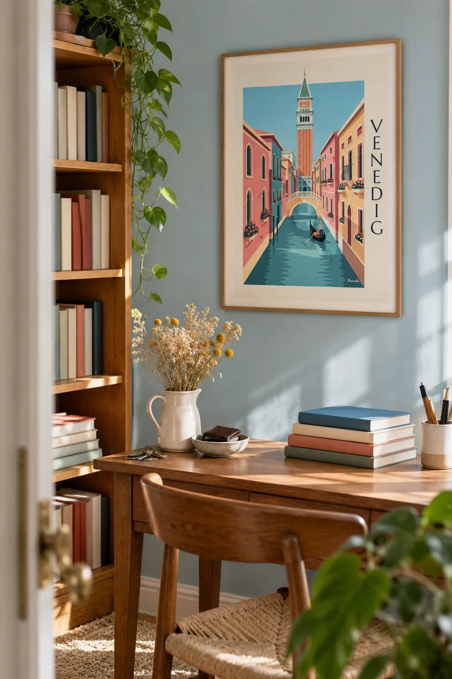 Poster Gondoliere auf einem kleinen Kanal unter dem Campanile in Venedig: gerahmt an der Wand