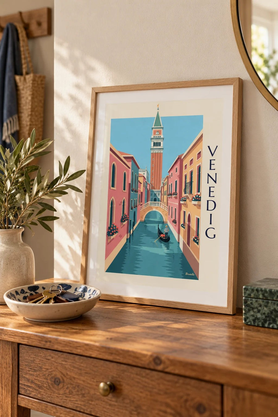 Poster Gondoliere auf einem kleinen Kanal unter dem Campanile in Venedig: kleines Format A4, gerahmt