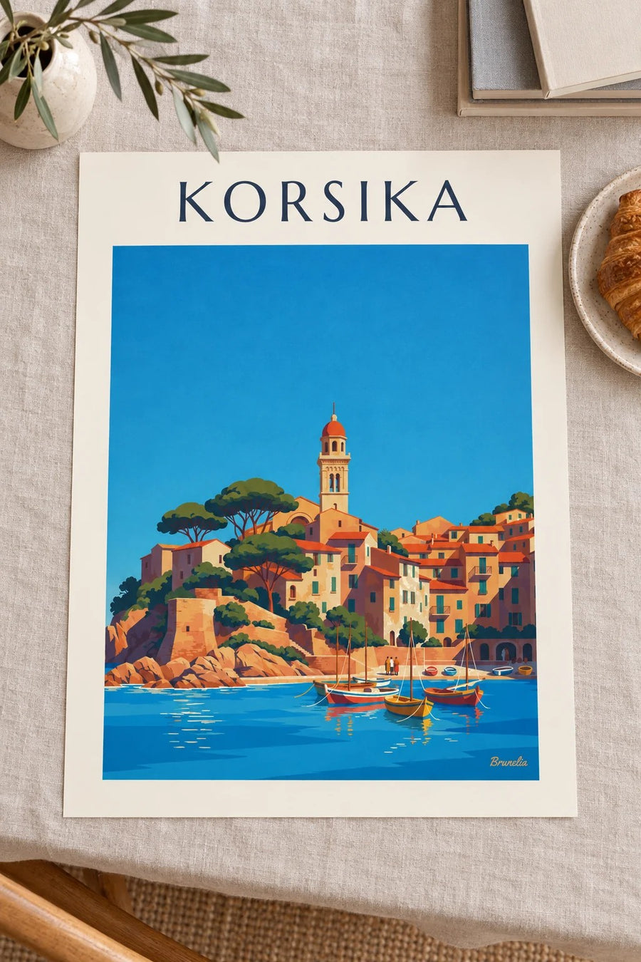 Poster korsisches Küstendorf mit kleinem Hafen am Mittelmeer: auf einem Tisch abgestellt