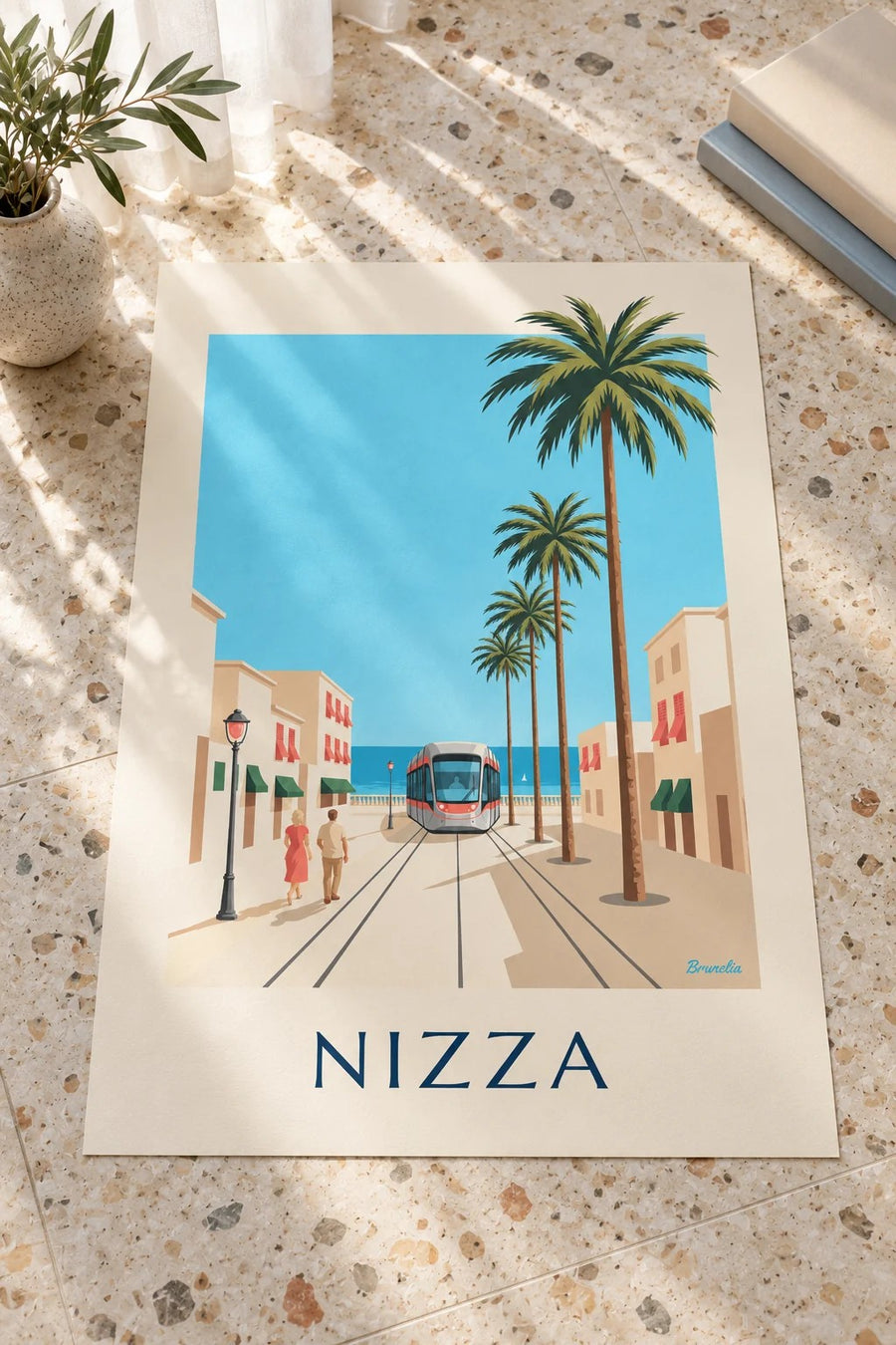 Poster Straßenbahn von Nizza und das Mittelmeer: auf einem Tisch abgestellt