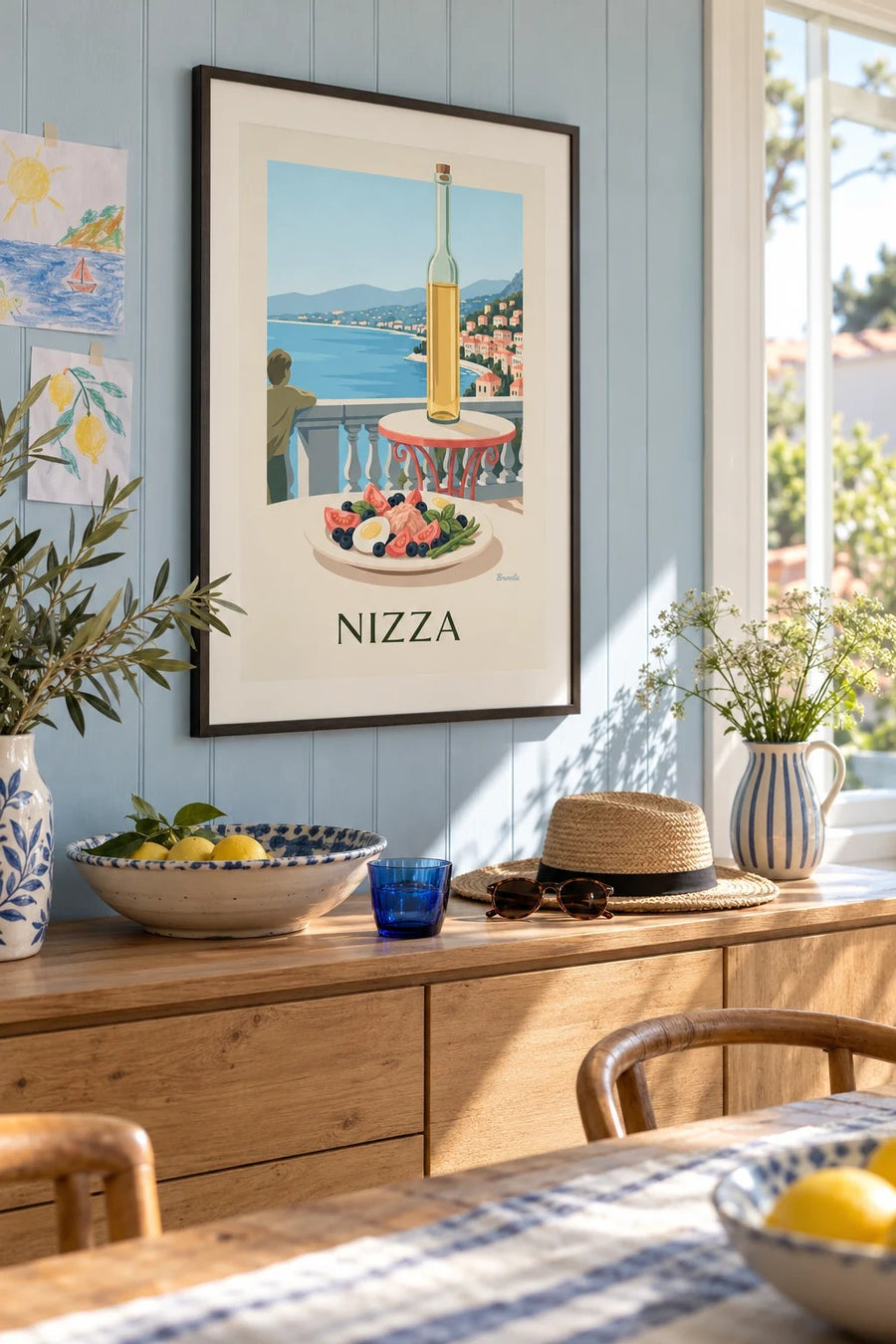 Poster Salade Niçoise auf einer Terrasse mit Meerblick: gerahmt an der Wand