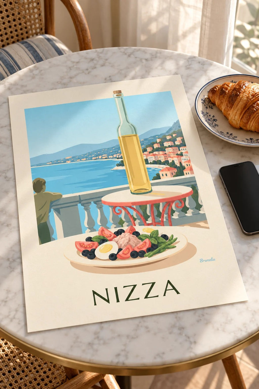 Poster Salade Niçoise auf einer Terrasse mit Meerblick: flach auf einem Tisch