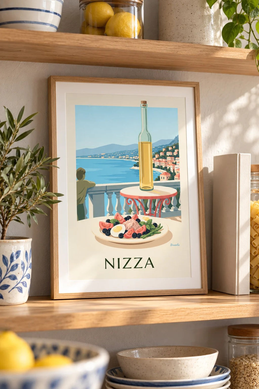 Poster Salade Niçoise auf einer Terrasse mit Meerblick: kleines A4-Format, gerahmt