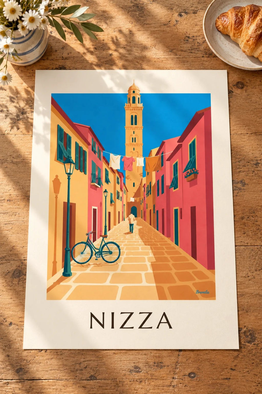 Poster Fahrrad in einer Kopfsteinpflastergasse der Altstadt von Nizza: auf einem Tisch
