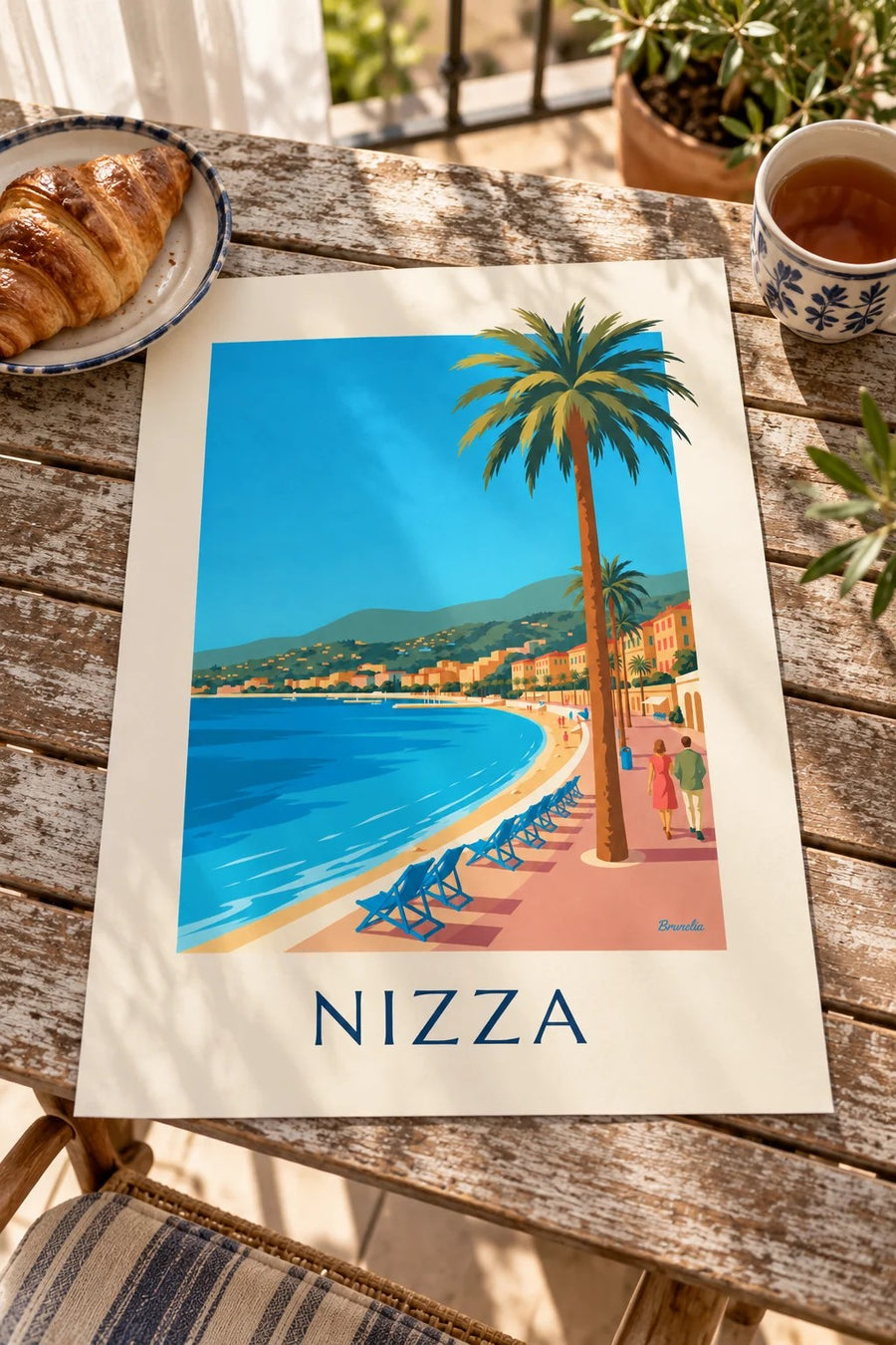 Poster Promenade des Anglais und Baie des Anges in Nizza: auf einem Tisch aufgestellt