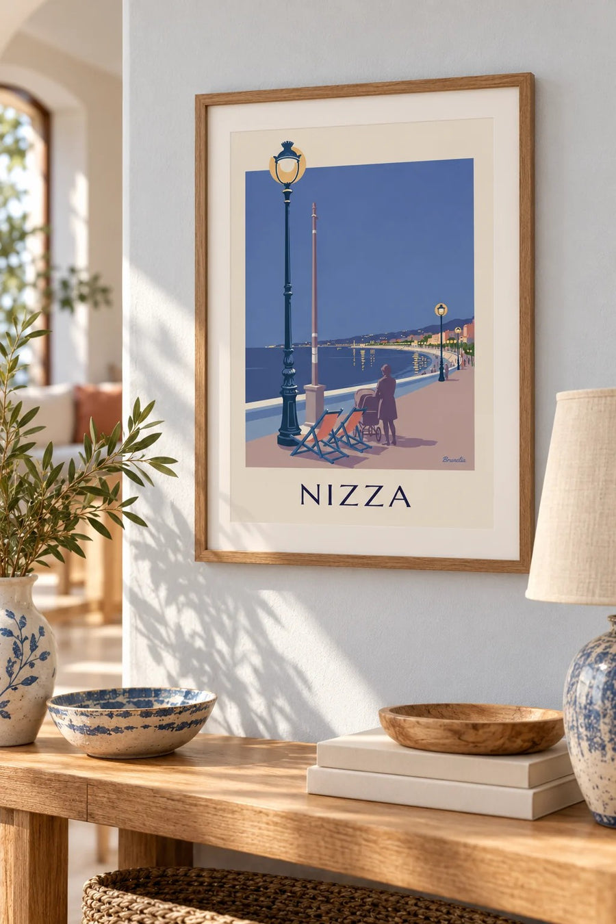 Poster Liegestühle und Laterne an der Baie des Anges am Abend: kleines Format A4 gerahmt