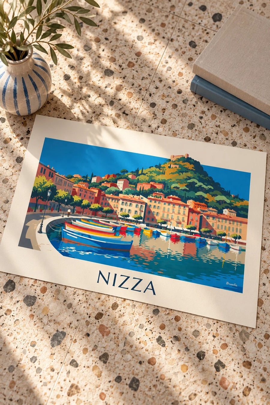 Poster Hafen Lympia und Schlossberg in Nizza: auf einem Tisch