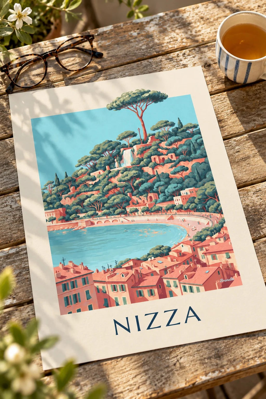 Poster Wasserfall am Schlossberg und Baie des Anges in Nizza: flach auf einem Tisch