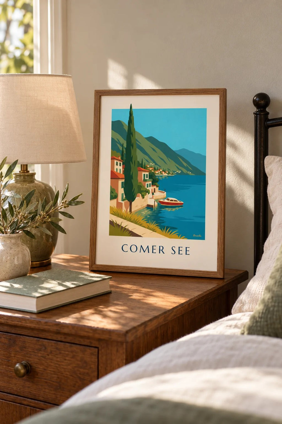 Poster Ufer des Comer Sees mit Holzboot: kleines Format A4 gerahmt