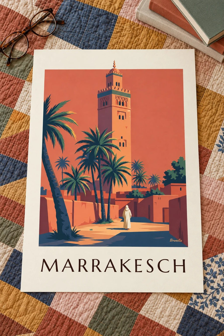 Poster Koutoubia-Minarett im Abendlicht in Marrakesch: flach auf einem Tisch