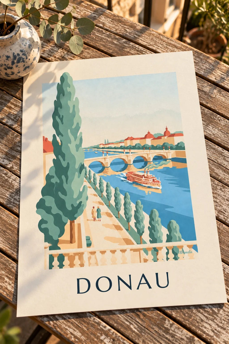 Poster Spaziergang an der Donau mit Raddampfer: auf einem Tisch abgestellt